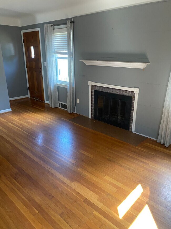 Building Photo - PRICE REDUCED!! 3 bedroom, 2 bath, brick r...