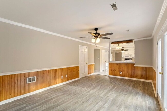 Building Photo - 4 bedroom /3 bathroom- Hampton Shores