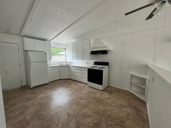 Building Photo - 2 bedroom duplex