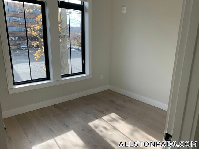 Building Photo - 157 Everett St