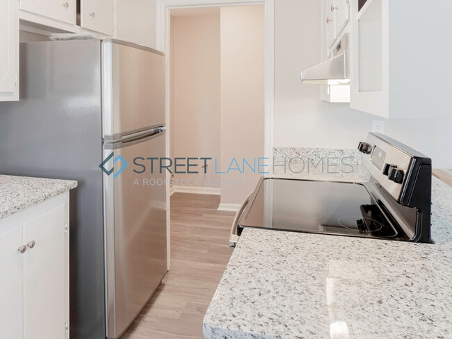 Building Photo - NOW OFFERING $250 OFF THE FIRST FULL MONTH...