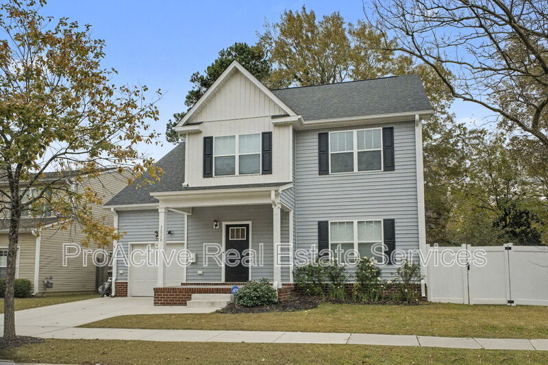 Photo - 3026 Peronne Ave