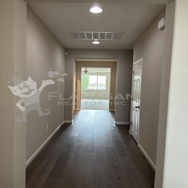 Building Photo - 4 Bedroom/ 2 Bathroom home in newer neighb...