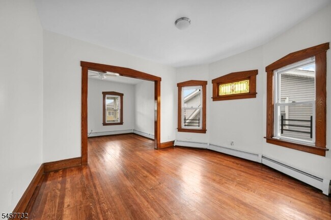 Foto del edificio - 74 Christie Ave