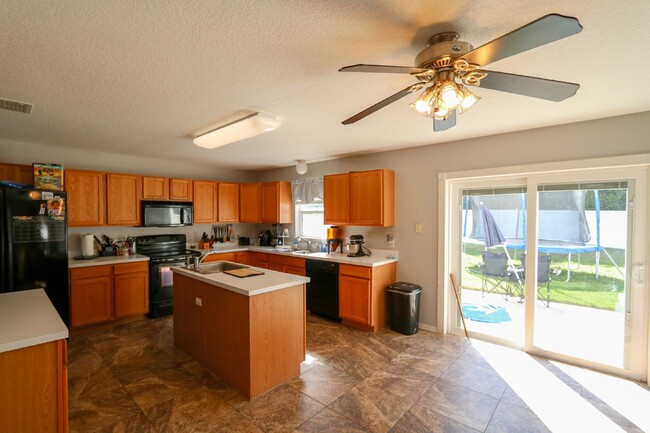 Foto del edificio - Beautiful  3000 sq ft two story home with ...