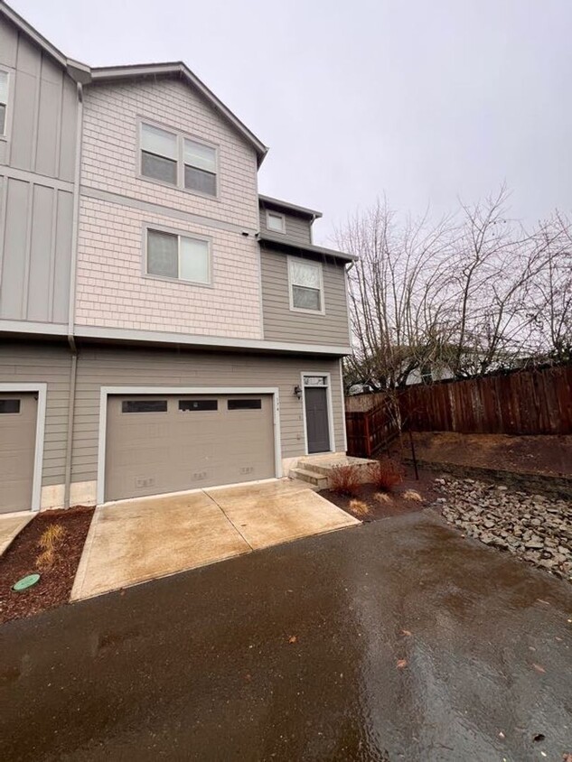 Foto principal - Woodland Townhome Just Minutes from i5