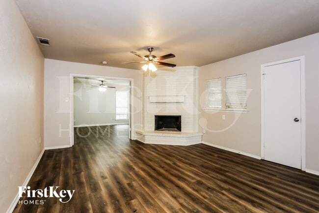 Building Photo - 5614 Sarasota Dr