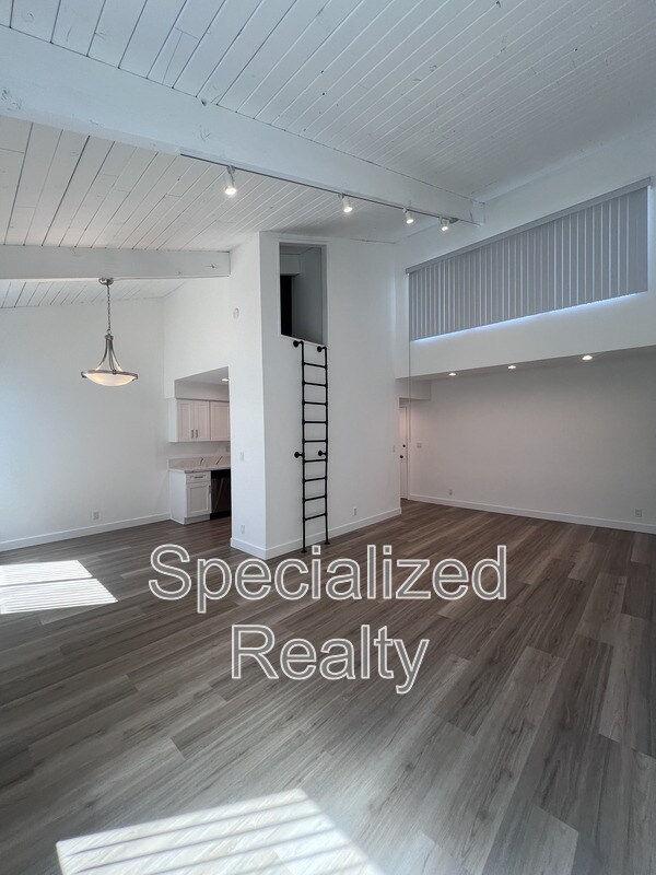 Foto principal - 12325 Moorpark St