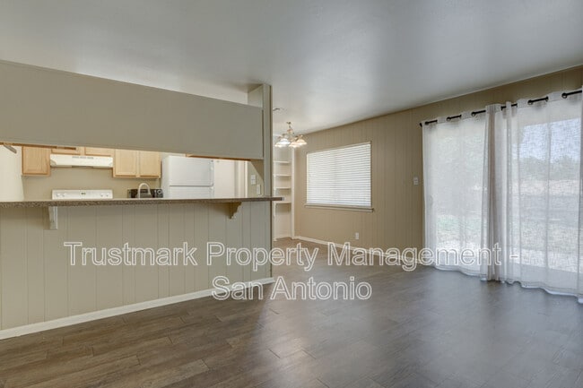 Foto del edificio - 210 Lost Forest St