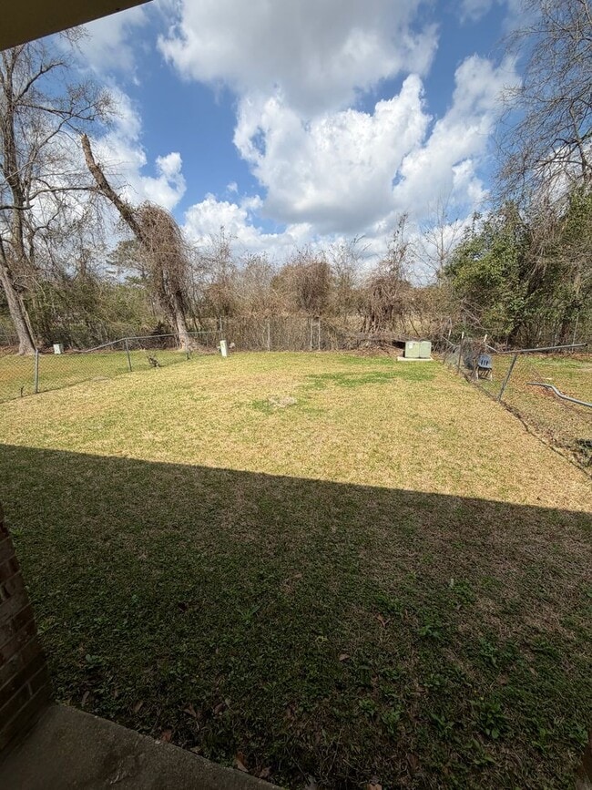 Building Photo - 2343 Elm Park Dr