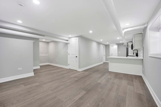 Building Photo - 2105 W Eastwood Ave