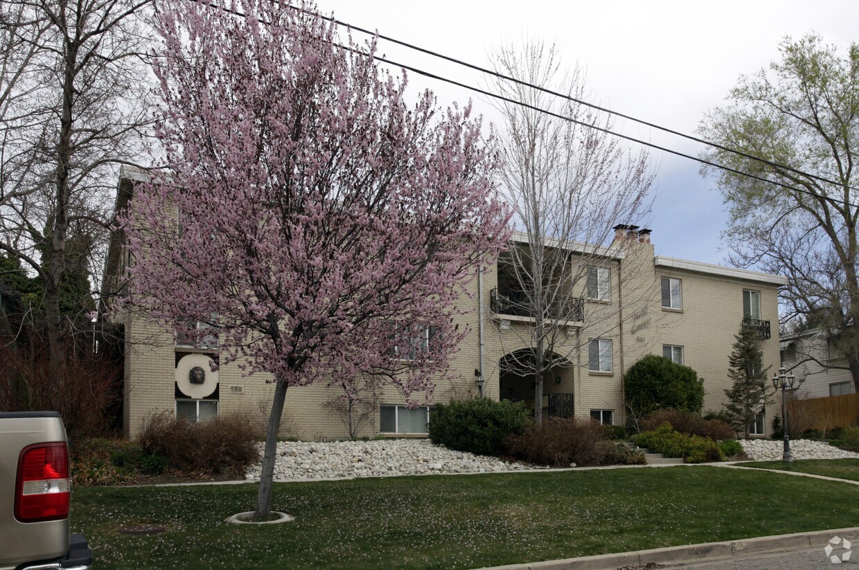 Building Photo - 561 4th Ave
