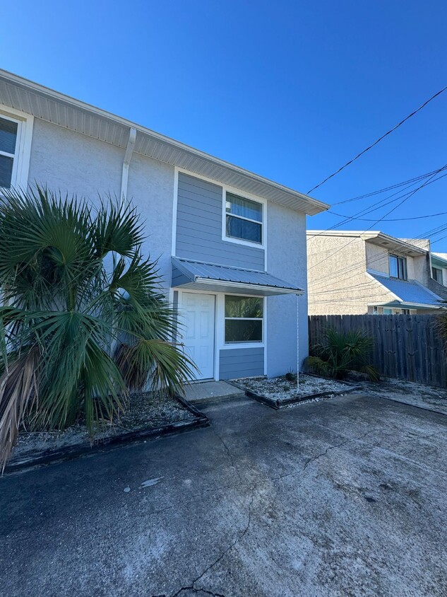 Primary Photo - "Coastal Comfort Awaits: Charming 2-Bed Re...