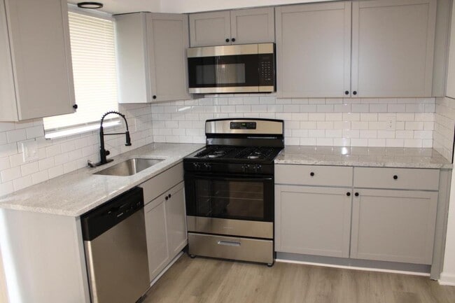 Foto del edificio - 1606 N 63rd Terrace