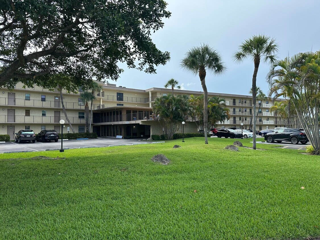Foto principal - 9355 SW 8th St