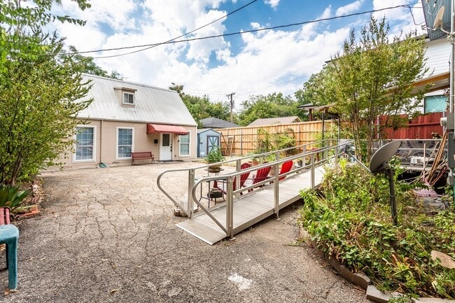 Building Photo - 5422 Miller Ave