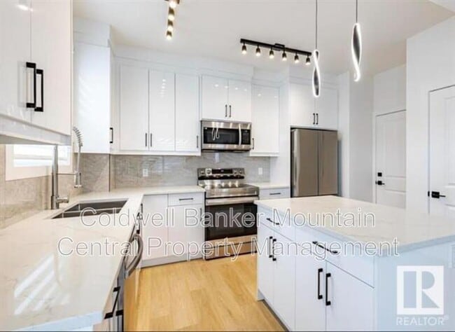 Building Photo - 10008-10162 162 St NW