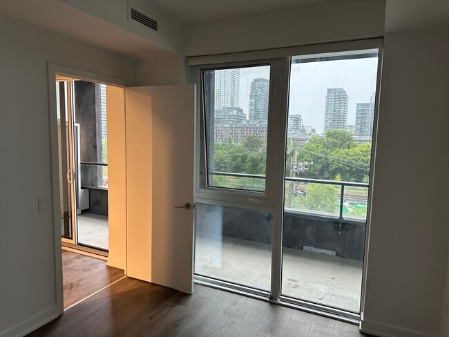 Building Photo - 9 Tecumseth St