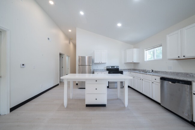 Building Photo - 2935 E Maplewood Dr