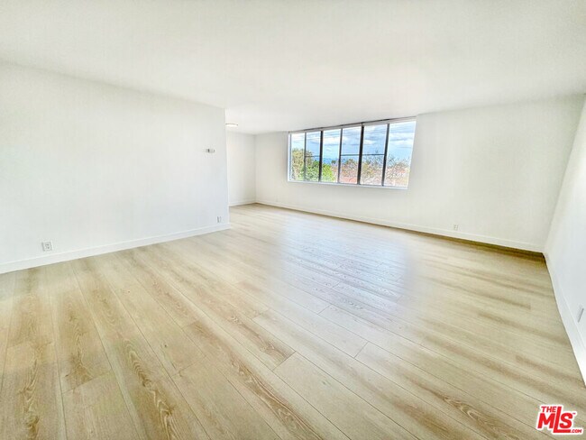 Building Photo - 468 S Roxbury Dr