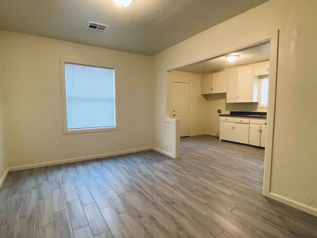 Foto del edificio - Charming 4 bedroom 1 bathroom- Ready to be leased Now!