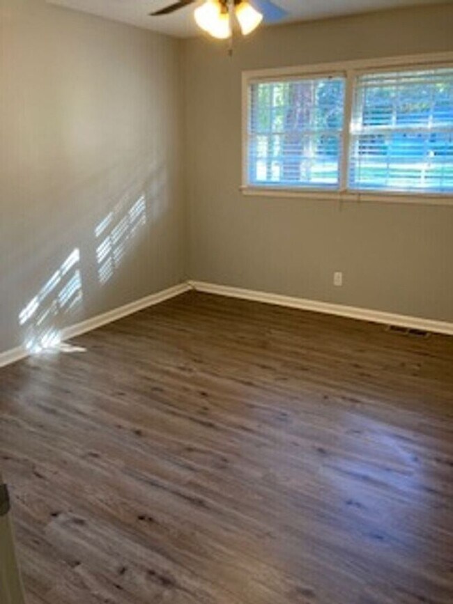 Foto del edificio - 1st Month Free! - Charming 3BR Home with Modern Finishes & Screened Porch – Near VSU!