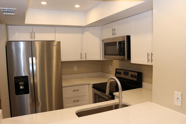 Building Photo - 1565 SE Royal Green Cir