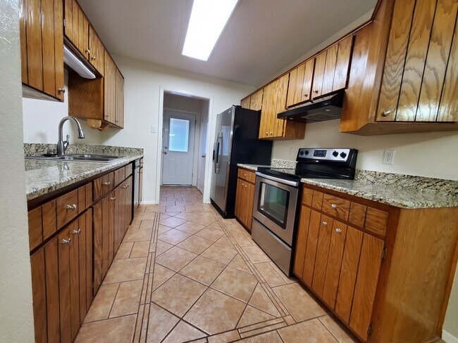 Building Photo - Nice 2 bedroon 2 bath Townhome in Bentwood...
