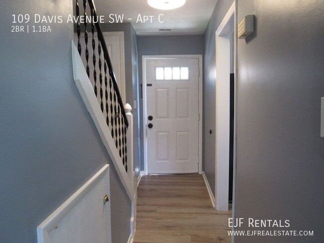 Building Photo - Two Bedroom Townhouse Style Condo