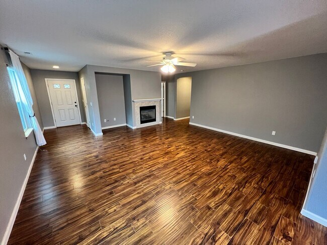 Foto del edificio - Great Location 3 Bed, 2 Bath, 2 Car, Close...