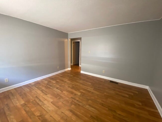 Foto del edificio - 215 Weeks Dr NE