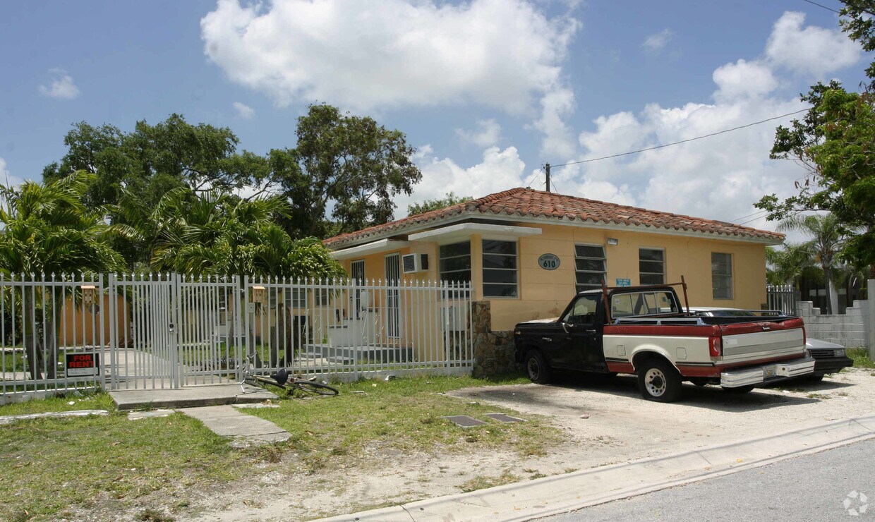 Foto del edificio - 610-618 NE 64th Ter