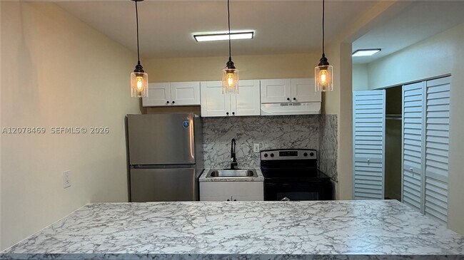 Foto del edificio - 251 NW 177th St