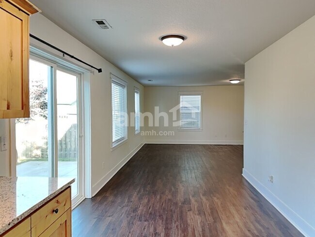 Foto del edificio - 1027 E 16th St