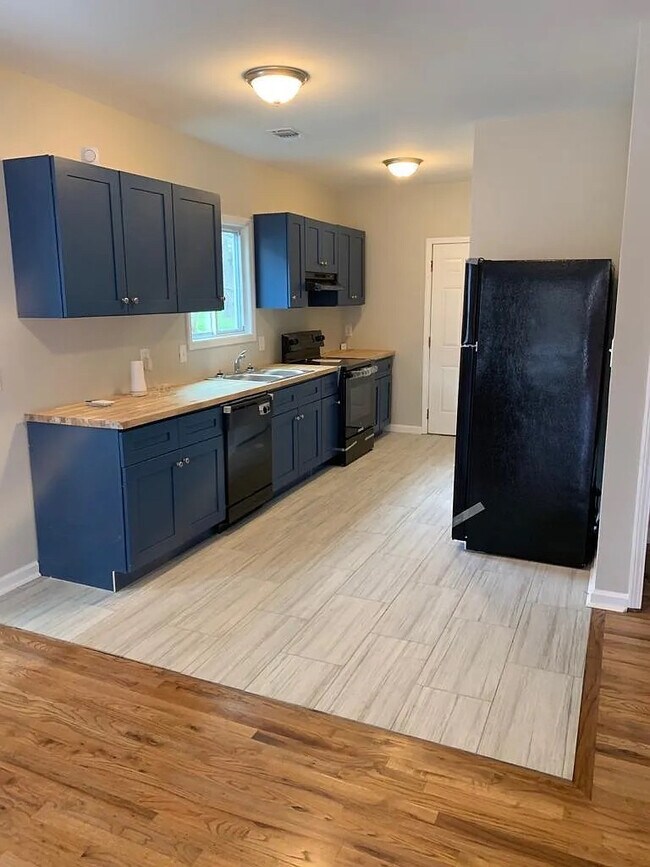 Building Photo - Room in Single Family Home on Mayson Turner Rd NW