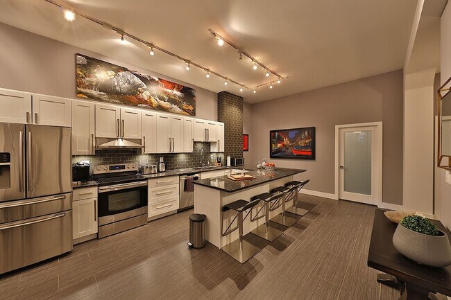 Photo du bâtiment - 10154-10103 103 St NW