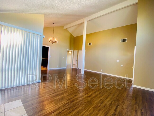 Building Photo - 613 Crane Dr