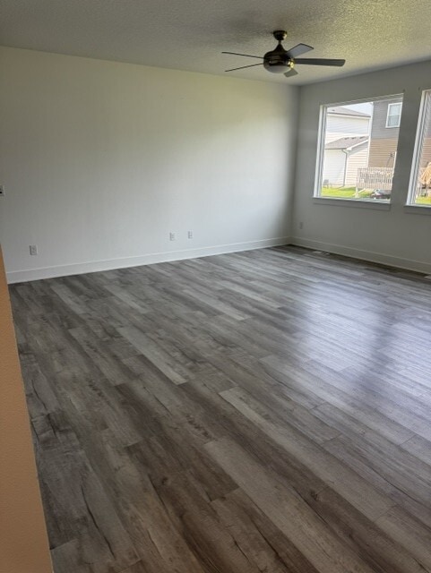 Building Photo - 619 NE Oak Ridge Dr
