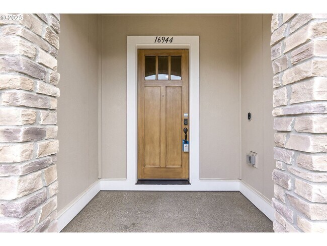 Foto del edificio - Spacious 4-Bedroom Smart Home with Modern ...