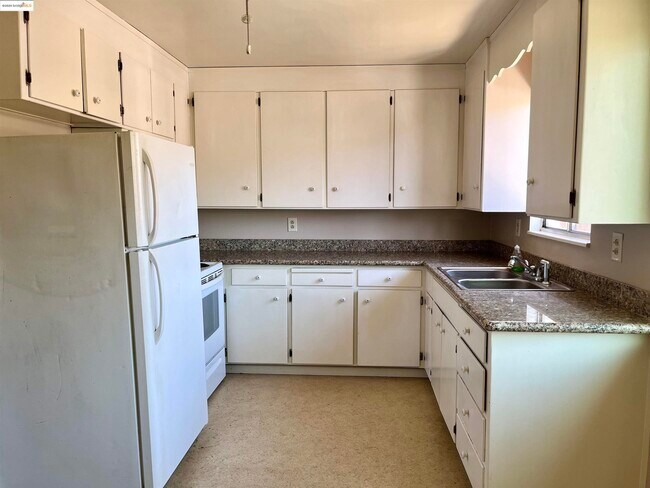 Building Photo - 3619 De Ovan Ave