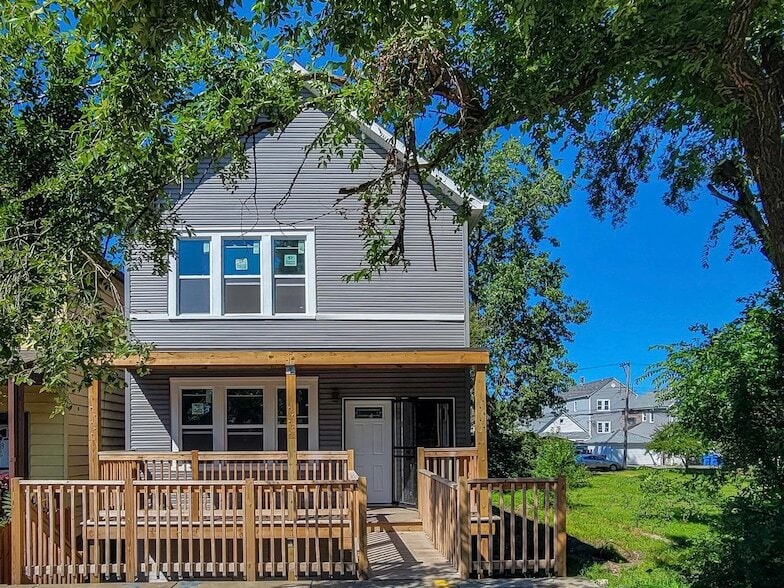 Foto principal - 8846 S Buffalo Ave