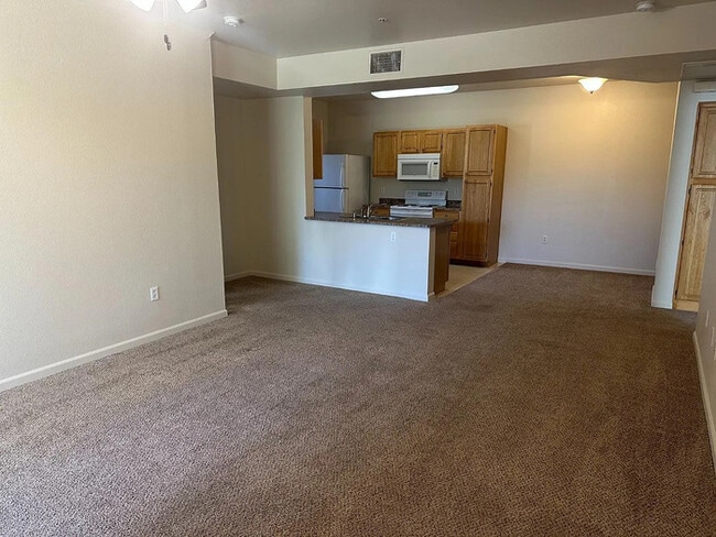 Building Photo - Beautiful 2 Bedroom 2 Bathroom in Roseville!