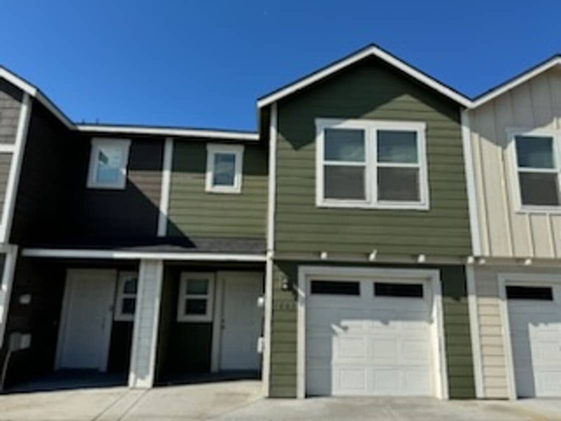 Primary Photo - Whether you just want the extra room or need it for your family, our townhomes are calling!!