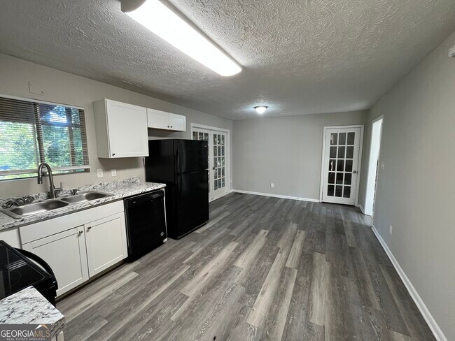 Foto del edificio - 6653 Bedford Rd