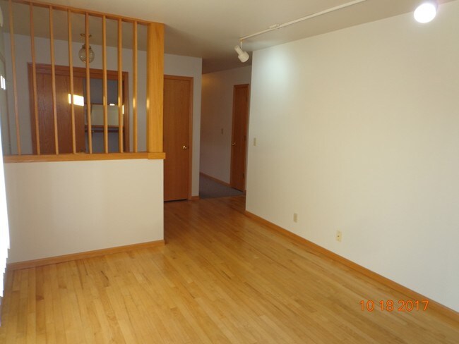 family room - 823 Cranberry Cir