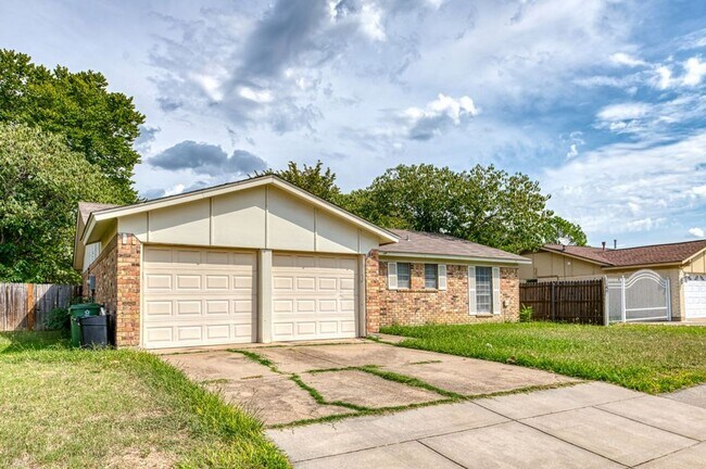 Building Photo - Spacious 3-Bedroom, 2-Bathroom Home in a Prime Location