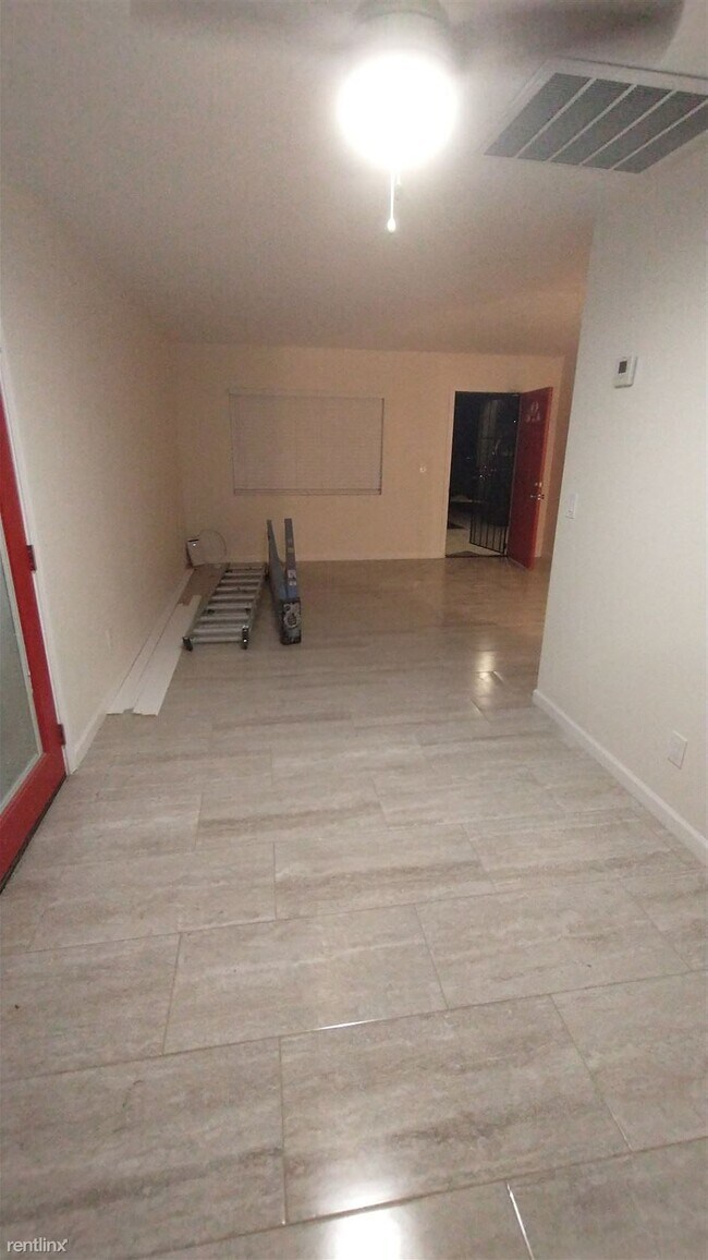 Building Photo - 4 br, 2 bath House - 203 E 4th St