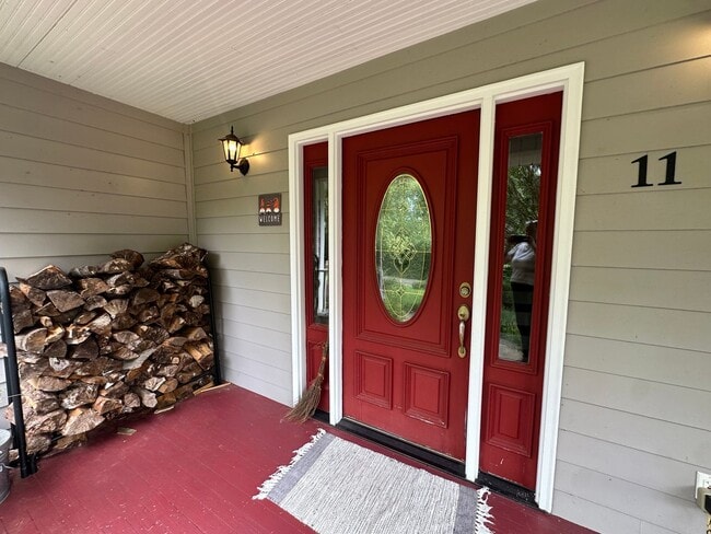 Building Photo - Large Weaverville Rental!