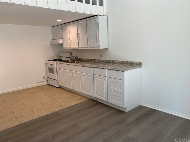 Cocina con estufa de gas y gabinetes. - 5820 Calvin Ave