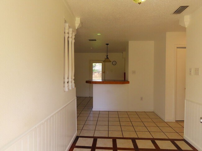 Foto del edificio - Quaint 3 Bedroom, 1 Bathroom Home in Whitehouse, w/ Shed for Storage